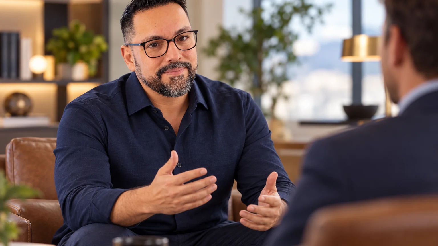 Diego Torres conversando en un entorno profesional